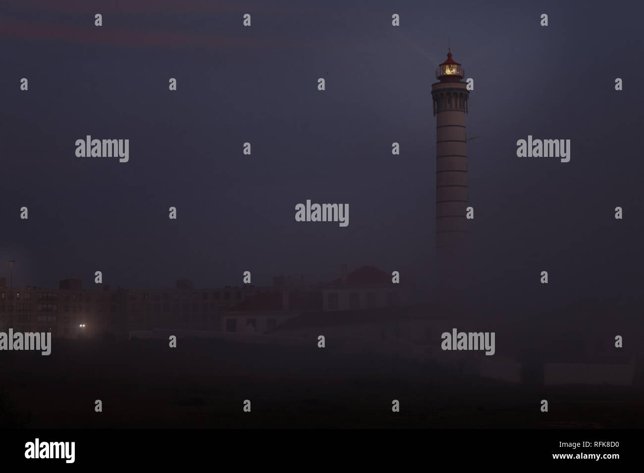 Faro di Boa Nova, nel nord della costa portoghese, in una nebbia al tramonto. Sono stati aggiunti alcuni rumore digitale. Foto Stock