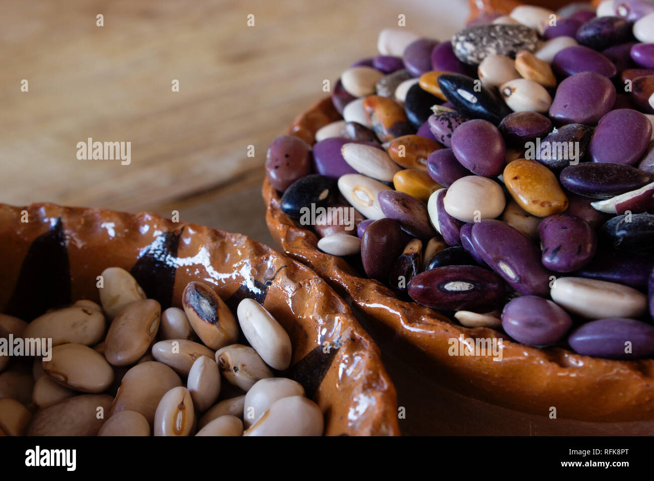 In prossimità dei due messicane fatte a mano vasi di argilla con una ampia varietà di semi di fagiolo Foto Stock