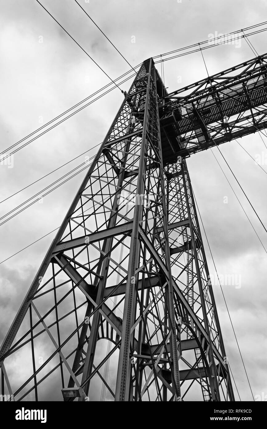 Il ponte di sospensione di bizkaia (Puente de Vizcaya) tra getxo e portugalete oltre il Ria de Bilbao, in bianco e nero Foto Stock