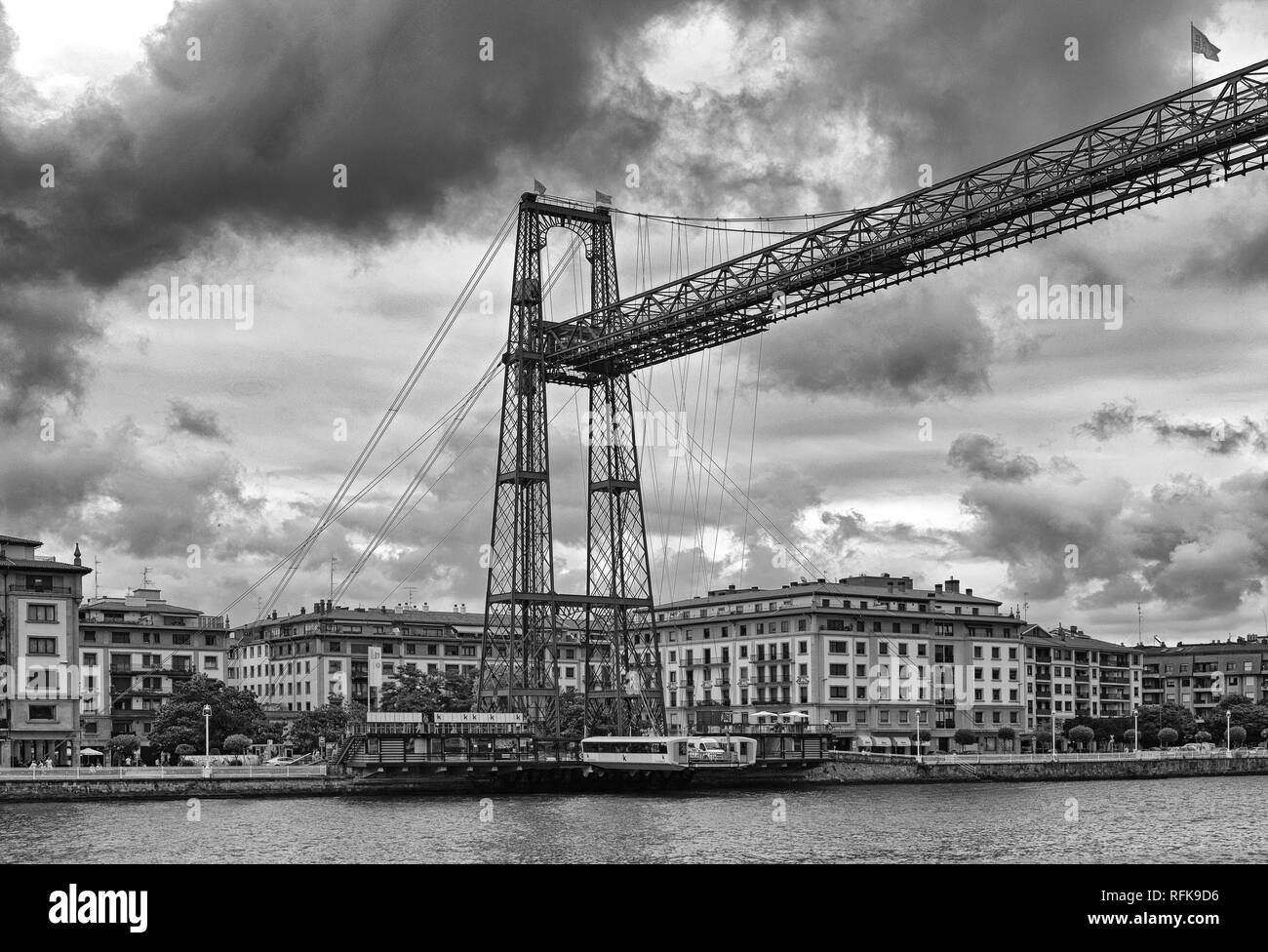 Il ponte di sospensione di bizkaia (Puente de Vizcaya) tra getxo e portugalete oltre il Ria de Bilbao, in bianco e nero Foto Stock