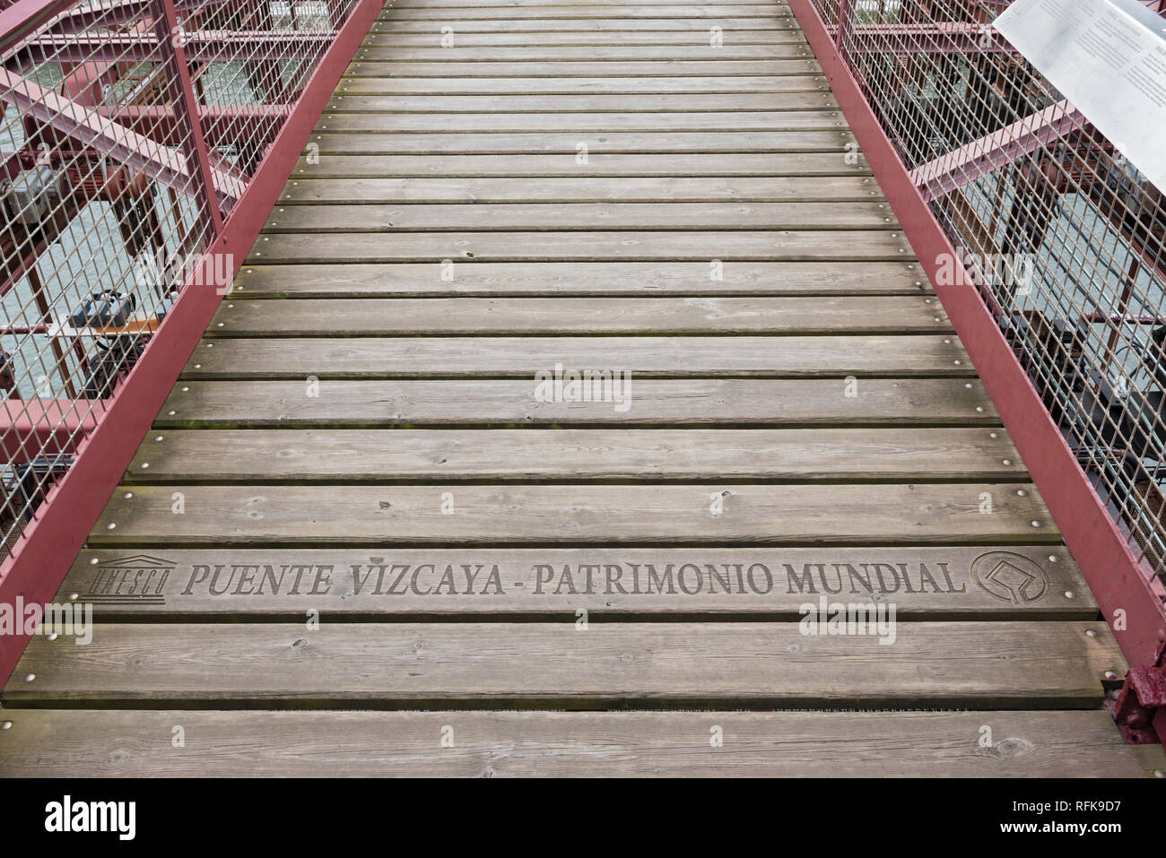 Lettering (unesco puente vizcaya-patrimonio mundial) sul ponte di sospensione di bizkaia (Puente de Vizcaya) tra getxo e portugalete sopra il r Foto Stock
