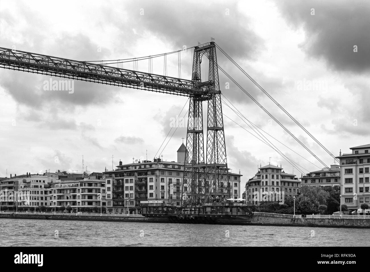 Il ponte di sospensione di bizkaia (Puente de Vizcaya) tra getxo e portugalete oltre il Ria de Bilbao, in bianco e nero Foto Stock