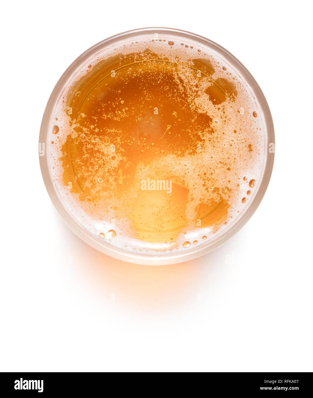 Vista superiore del bicchiere di birra isolato su sfondo bianco Foto Stock