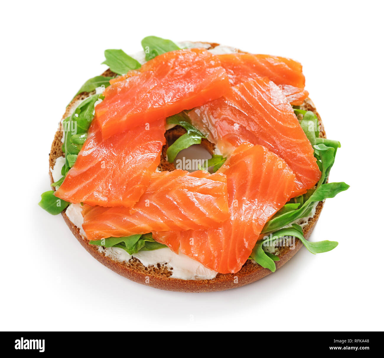 Bagel sandwich con salmone e crema al formaggio isolato su sfondo bianco Foto Stock