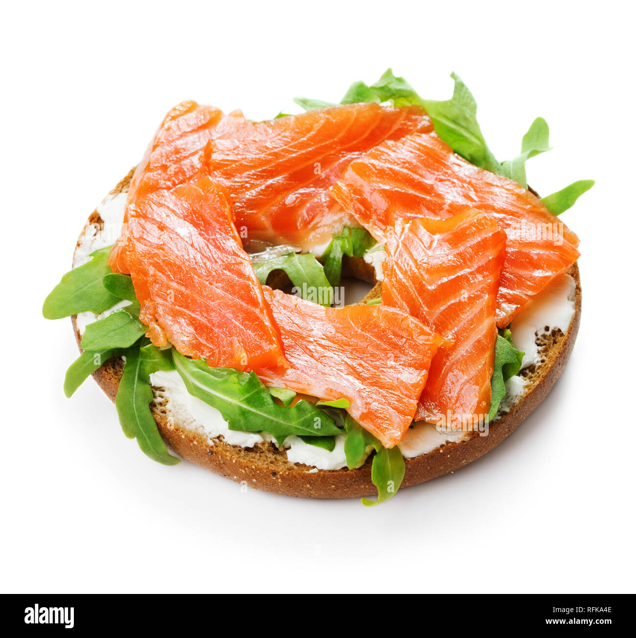 Bagel sandwich con salmone e crema al formaggio isolato su sfondo bianco Foto Stock