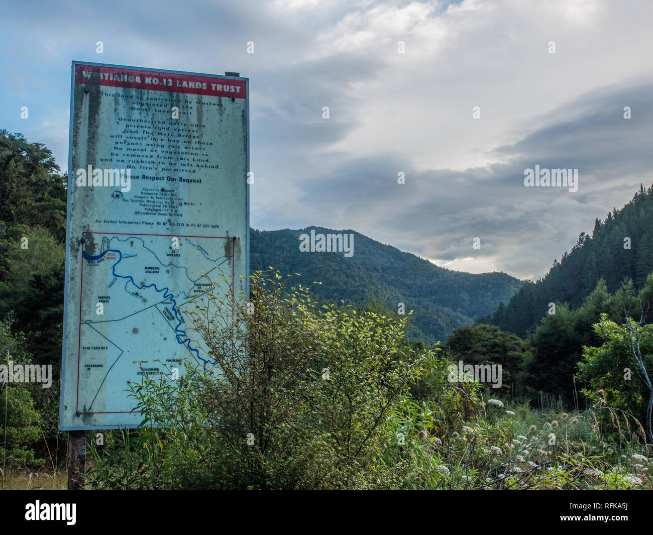 Firmare con la mappa che mostra i confini della terra Maori e affermare autorità, Motu River, East Cape, Nuova Zelanda Foto Stock