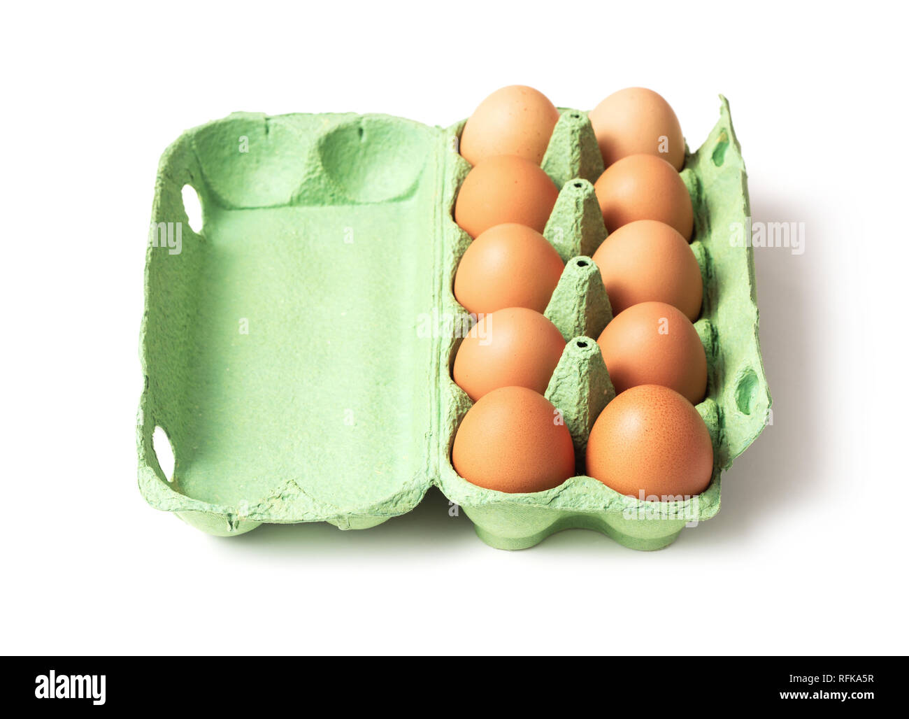 Le uova nel vassoio di cartone isolati su sfondo bianco Foto Stock