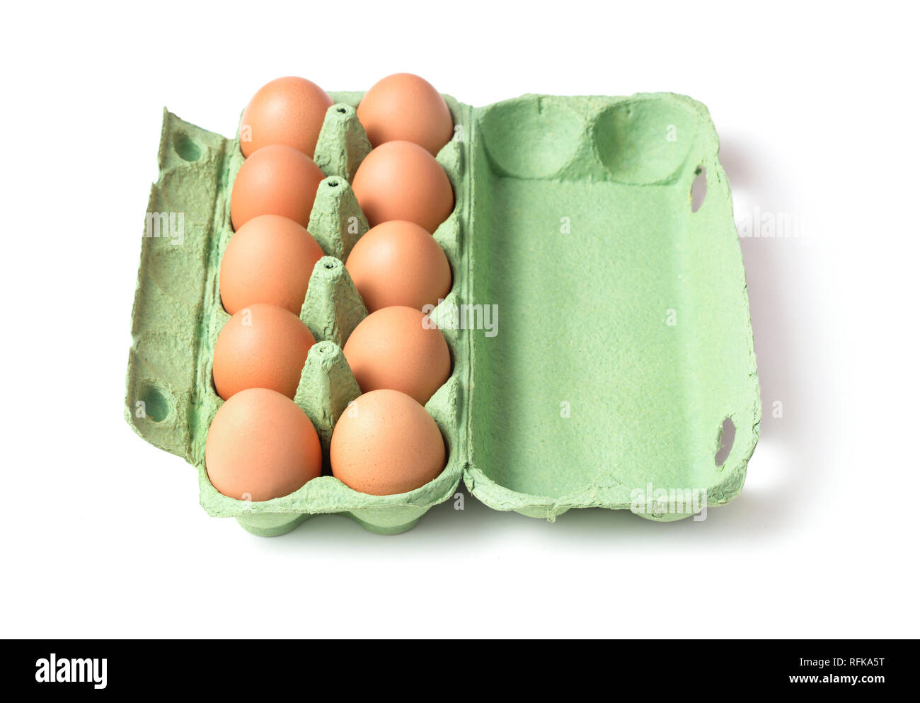 Le uova nel vassoio di cartone isolati su sfondo bianco Foto Stock