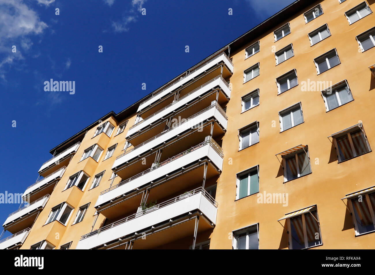 Multi-famiglia edificio residenziale constructued durante gli anni settanta. Foto Stock