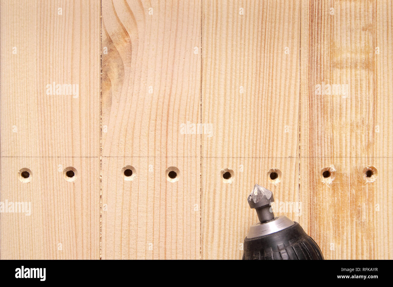 Punta svasata nel praticare i fori lavorati svasatura in pezzi in legno. fabbricazione di mobili Foto Stock