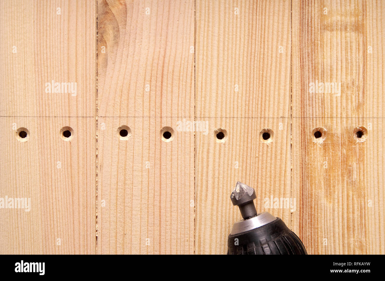 Punta svasata nel praticare i fori lavorati svasatura in pezzi in legno. fabbricazione di mobili Foto Stock