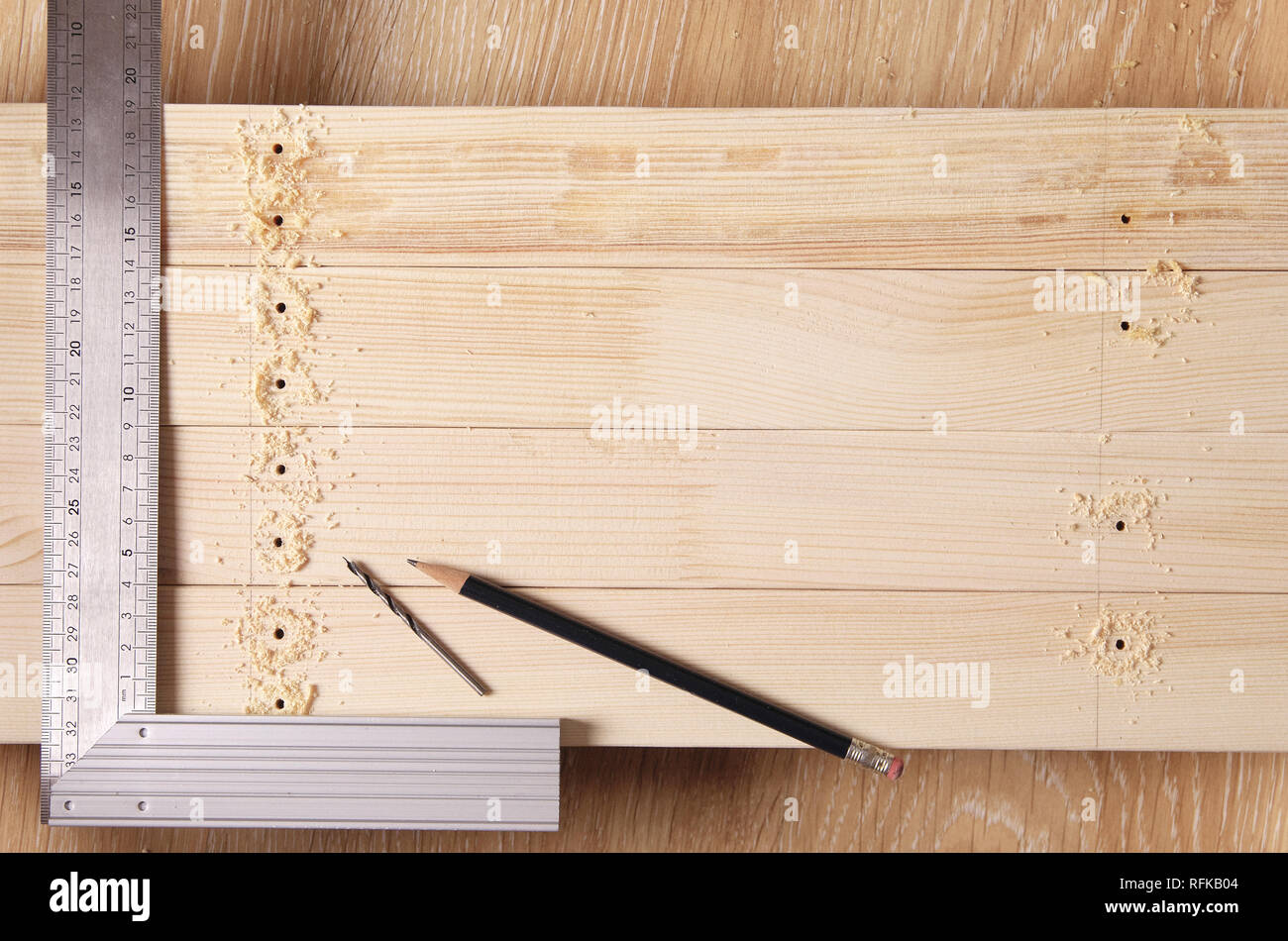 Disegnare un layout del legno. matita e impostare square per la marcatura precisa dei fori. Foto Stock