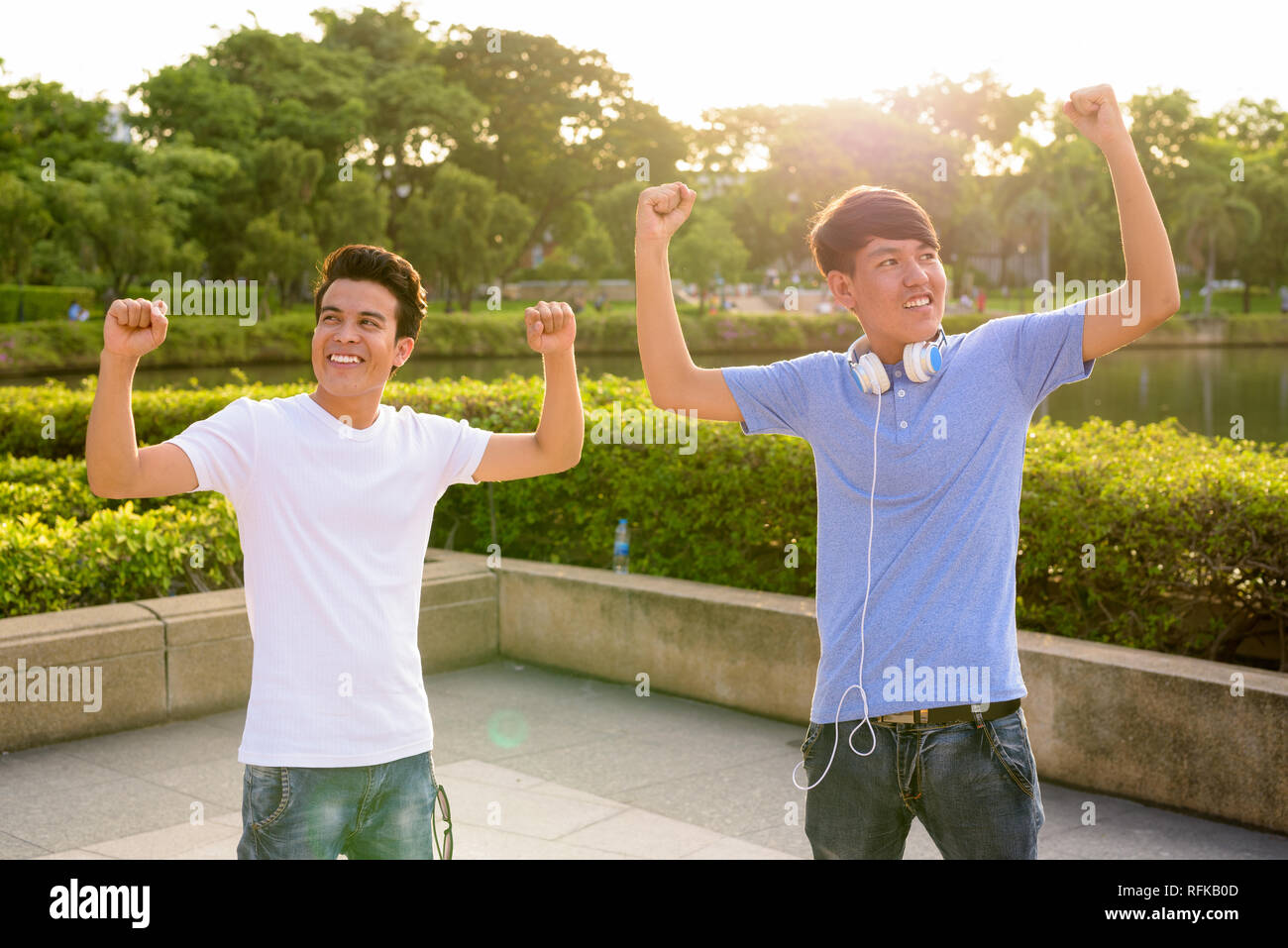 Giovane uomo asiatico e giovani asiatici ragazzo adolescente presso il parco insieme Foto Stock