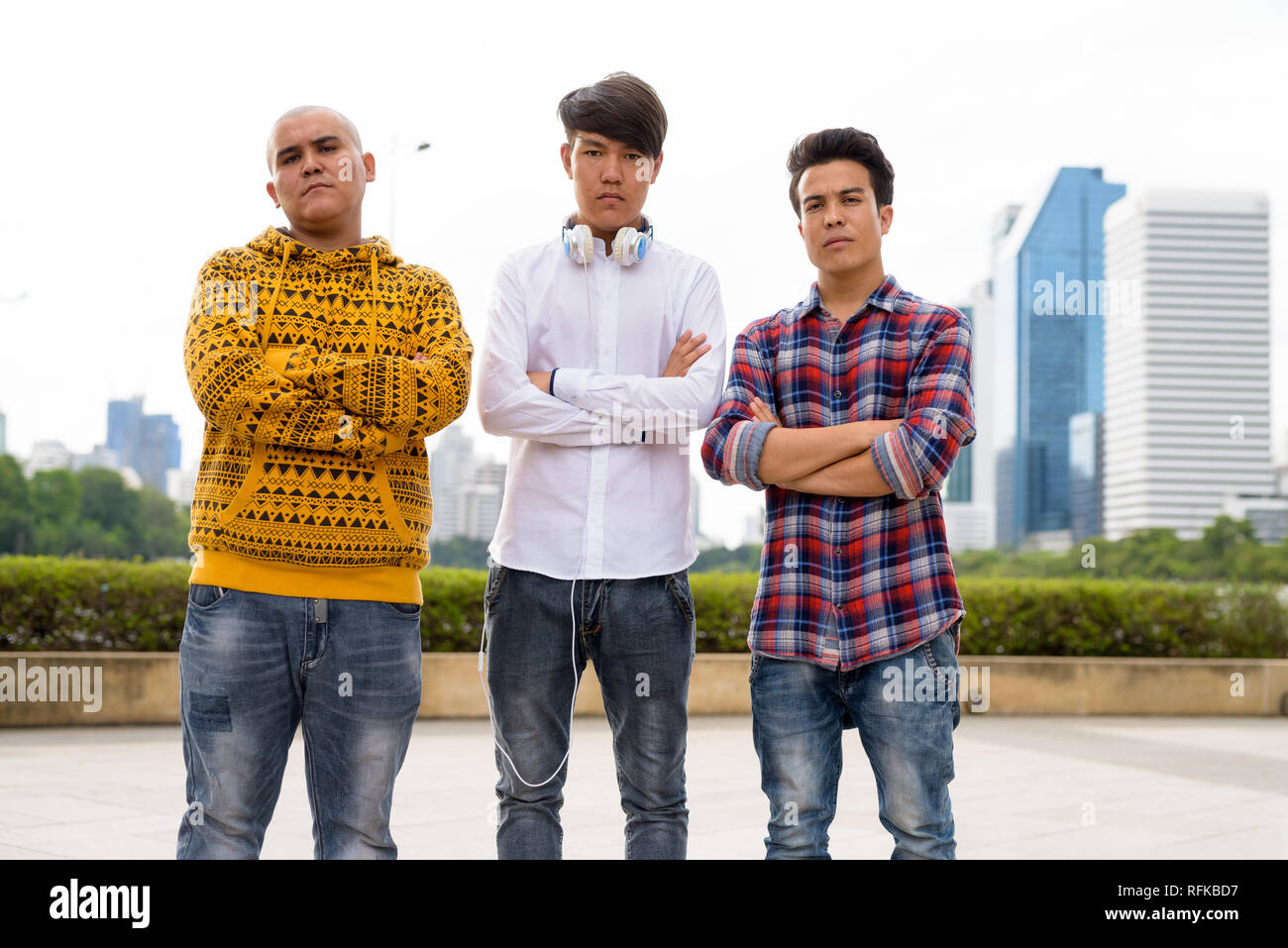 Tre giovani uomini asiatici di relax presso il parco insieme Foto Stock