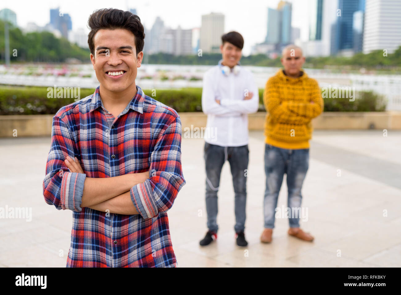 Tre giovani uomini asiatici di relax presso il parco insieme Foto Stock