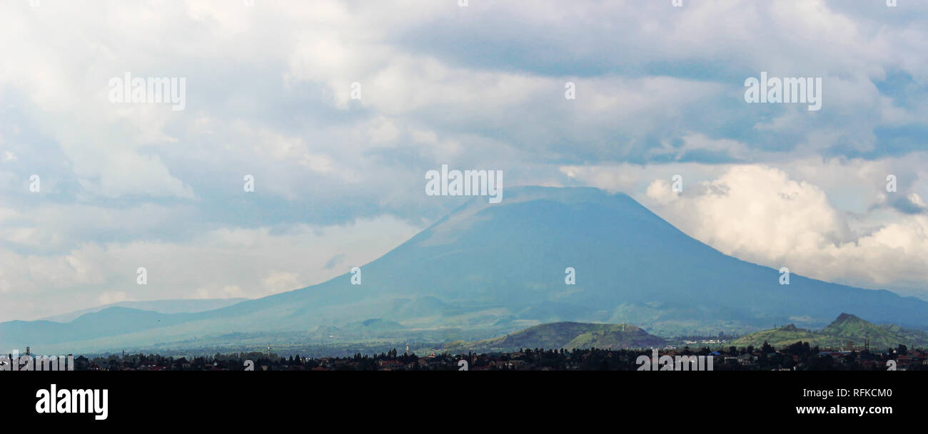 Monte Nyiragongo nel Parco Nazionale di Virunga, Repubblica Democratica del Congo, Africa Orientale. Misty mattina vista della cima della montagna con paesaggio foggy. Foto Stock