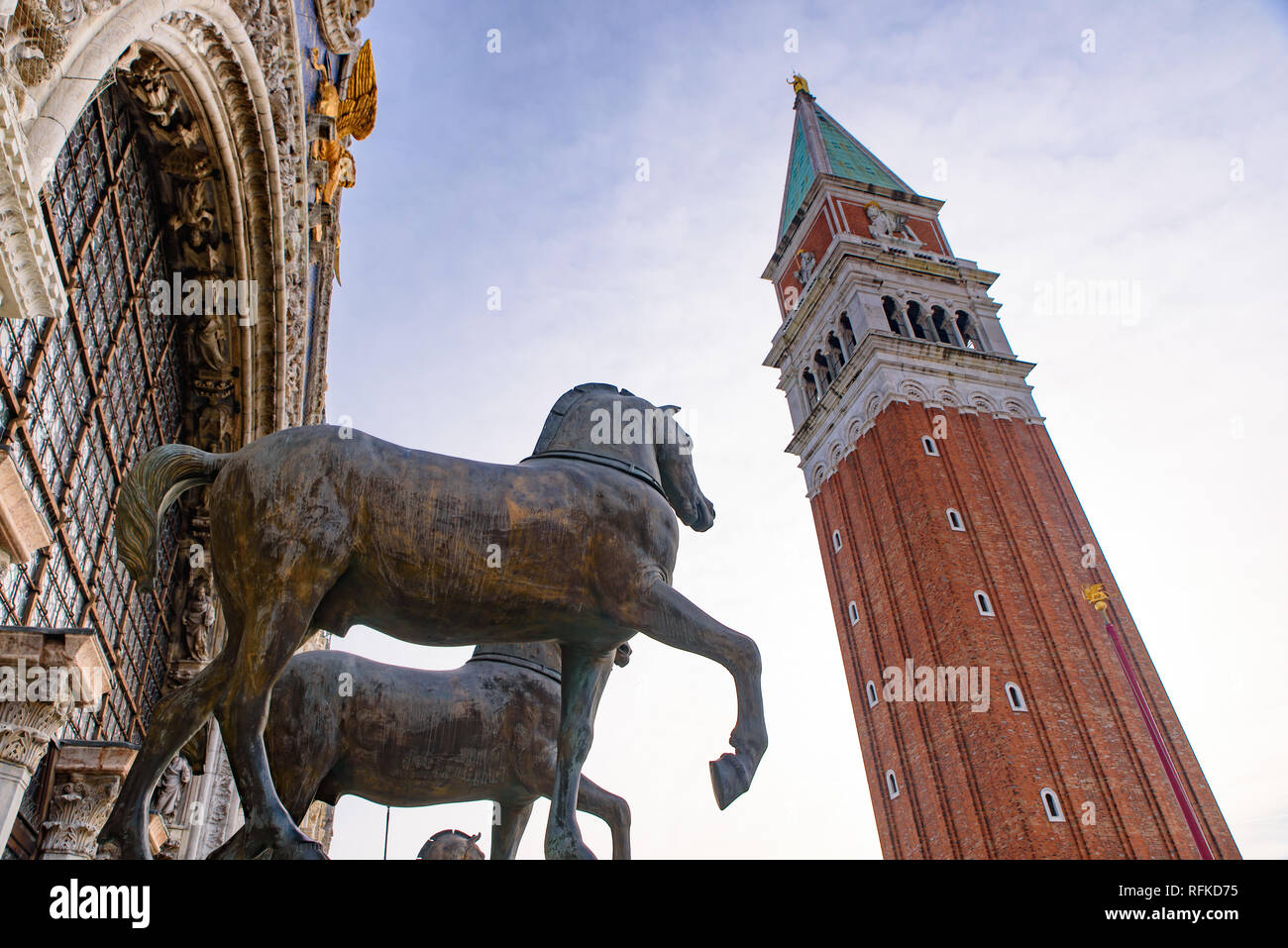 I Cavalli di San Marco (Quadriga trionfale), quattro statue in bronzo di cavalli sulla facciata del la Basilica di San Marco a Venezia, Italia Foto Stock