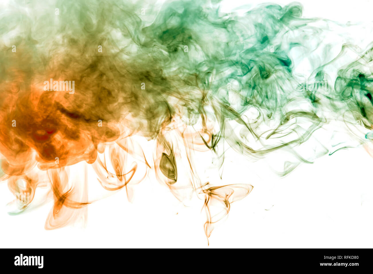 Sottile senza problemi di flussi di arricciatura del fumo colorato sciogliere su uno sfondo bianco come acquerello retroilluminata con arancione e verde. Foto Stock