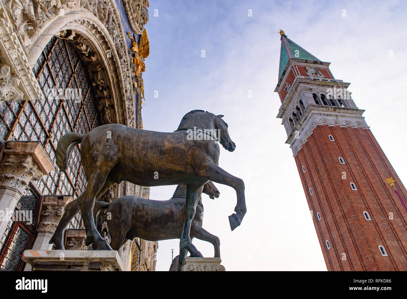 I Cavalli di San Marco (Quadriga trionfale), quattro statue in bronzo di cavalli sulla facciata del la Basilica di San Marco a Venezia, Italia Foto Stock