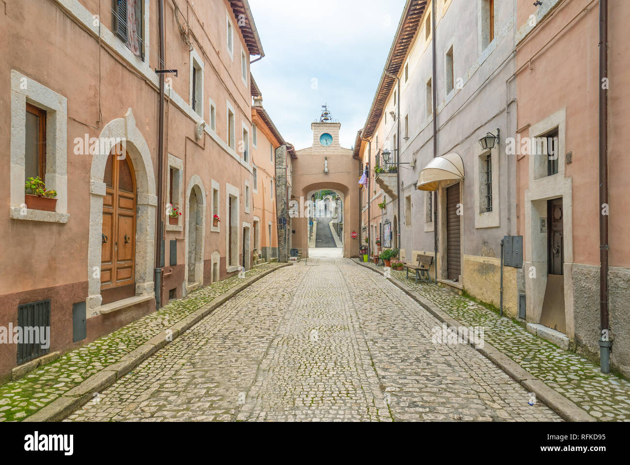 Orvinio (Italia) - Un piccolo e grazioso borgo medievale di soli 387  abitanti, inserito nel club dei borghi più belli; provincia di Rieti Foto  stock - Alamy