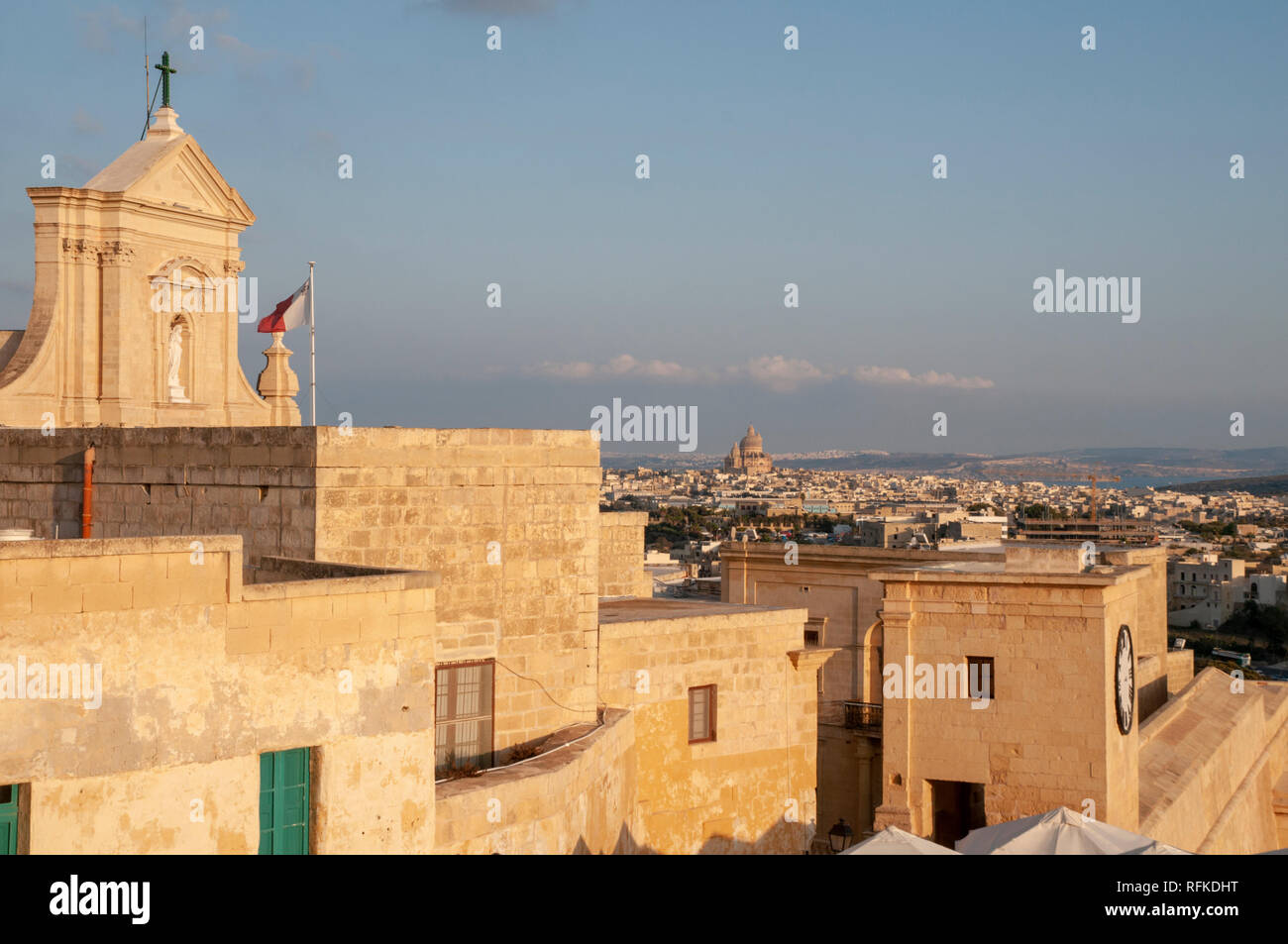 Edifici entro la Cittadella a Victoria compreso il top og Cattedrale dell'Assunzione. La Rotunda chiesa di San Giovanni Battista si vede nella distanza. Foto Stock