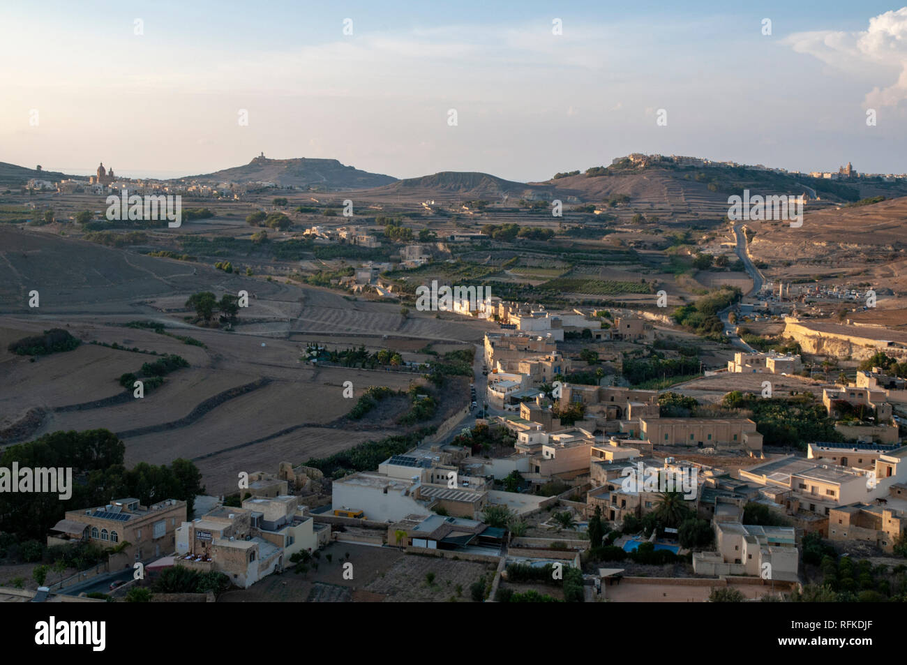 Guardando a nord-ovest di La Cittadella a Victoria sulle valli circostanti e colline con Ghasri villaggio in alto a sinistra e Zebbug villaggio in alto a destra. Foto Stock