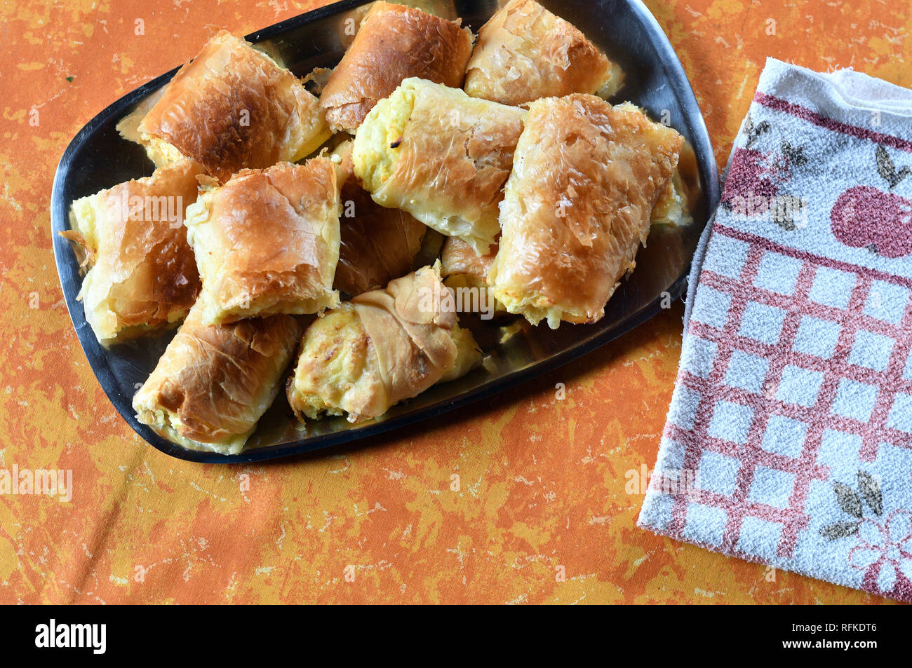 Cotta ricotta lo strudel su un tavolo da cucina Foto Stock