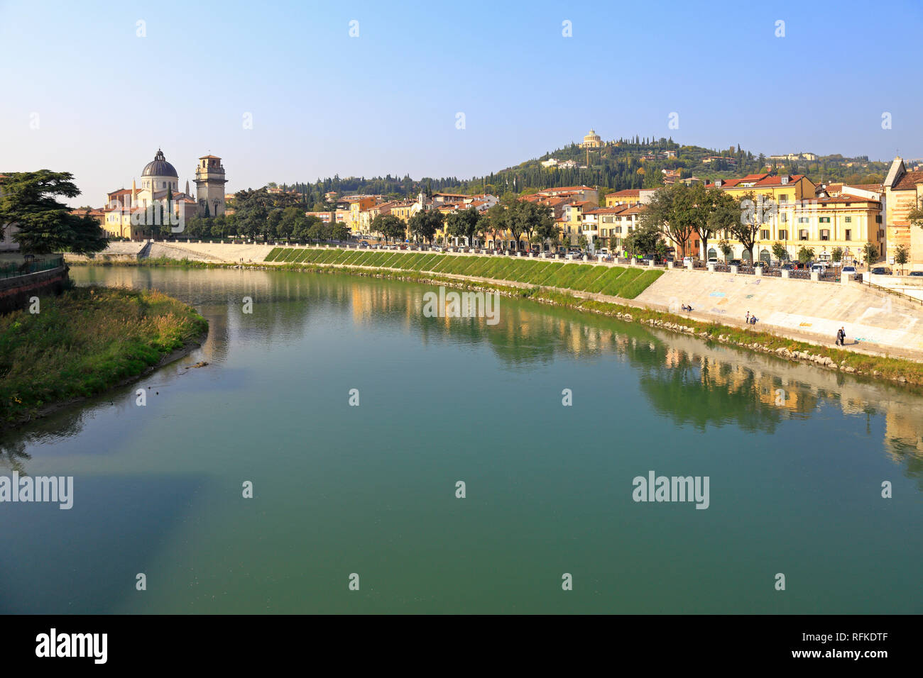 Fiume Adige, San Giorgio in Braida e distante hilltop Santuario Nostra Signora di Lourdes dal Ponte Pietra, Verona, Veneto, Italia. Foto Stock