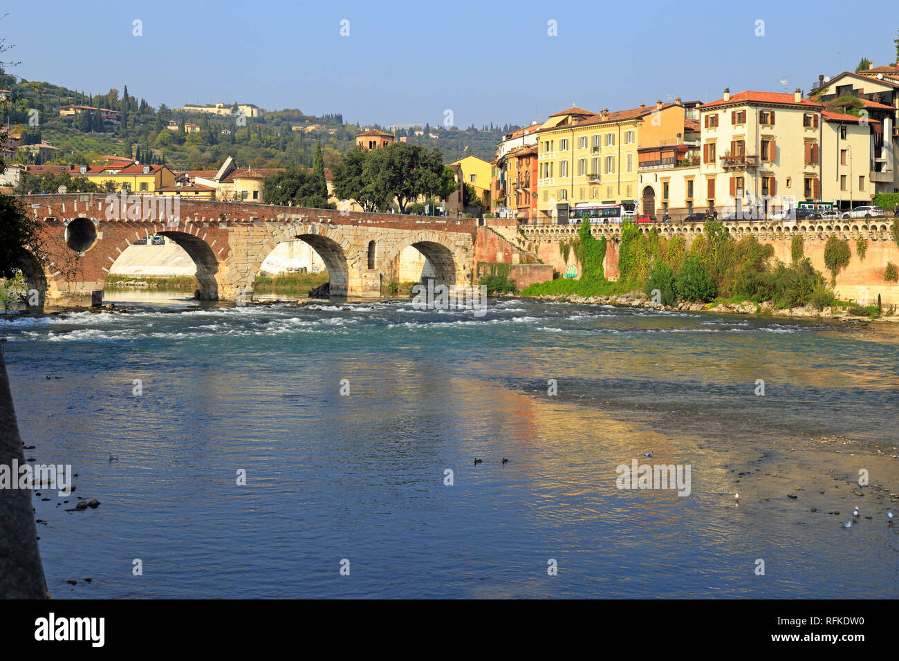 Ponte Pietra, arco romano ponte che attraversa il fiume Adige, Verona, Veneto, Italia. Foto Stock