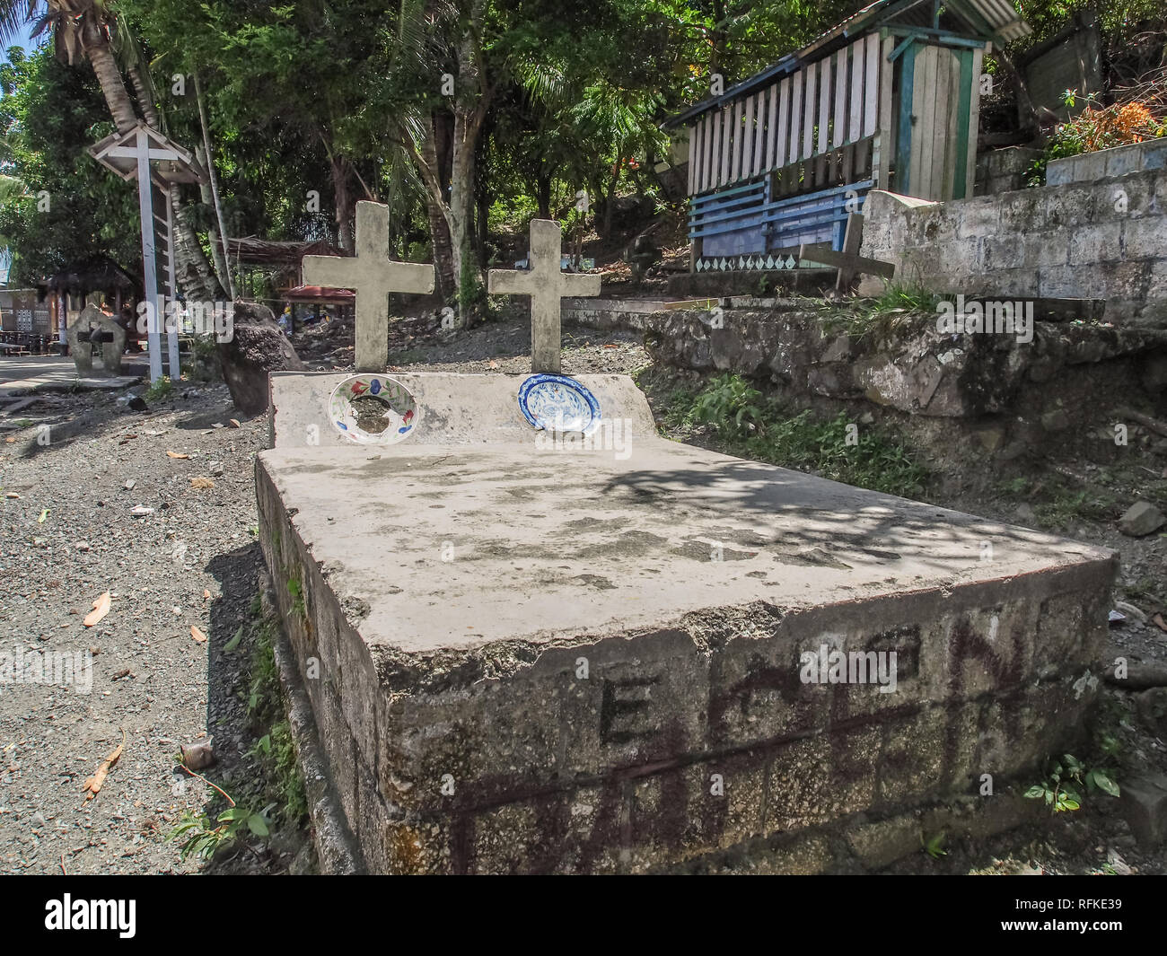 Jayapura, Indonesia - 24 Gennaio 2015: un grave locale accanto a palafitte in Kampung Ayapo, Lago Sentani, Papua, Indonesia Foto Stock