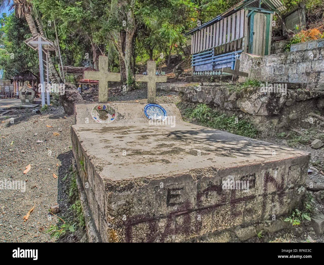 Jayapura, Indonesia - 24 Gennaio 2015: un grave locale accanto a palafitte in Kampung Ayapo, Lago Sentani, Papua, Indonesia Foto Stock