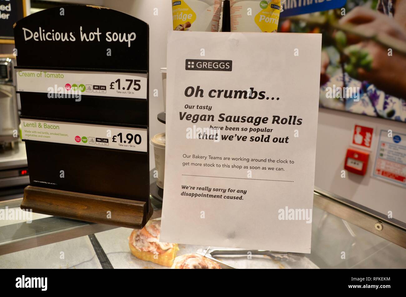 Un segno sul contatore in greggs si scusa per la salsiccia vegano rotoli vendita Foto Stock