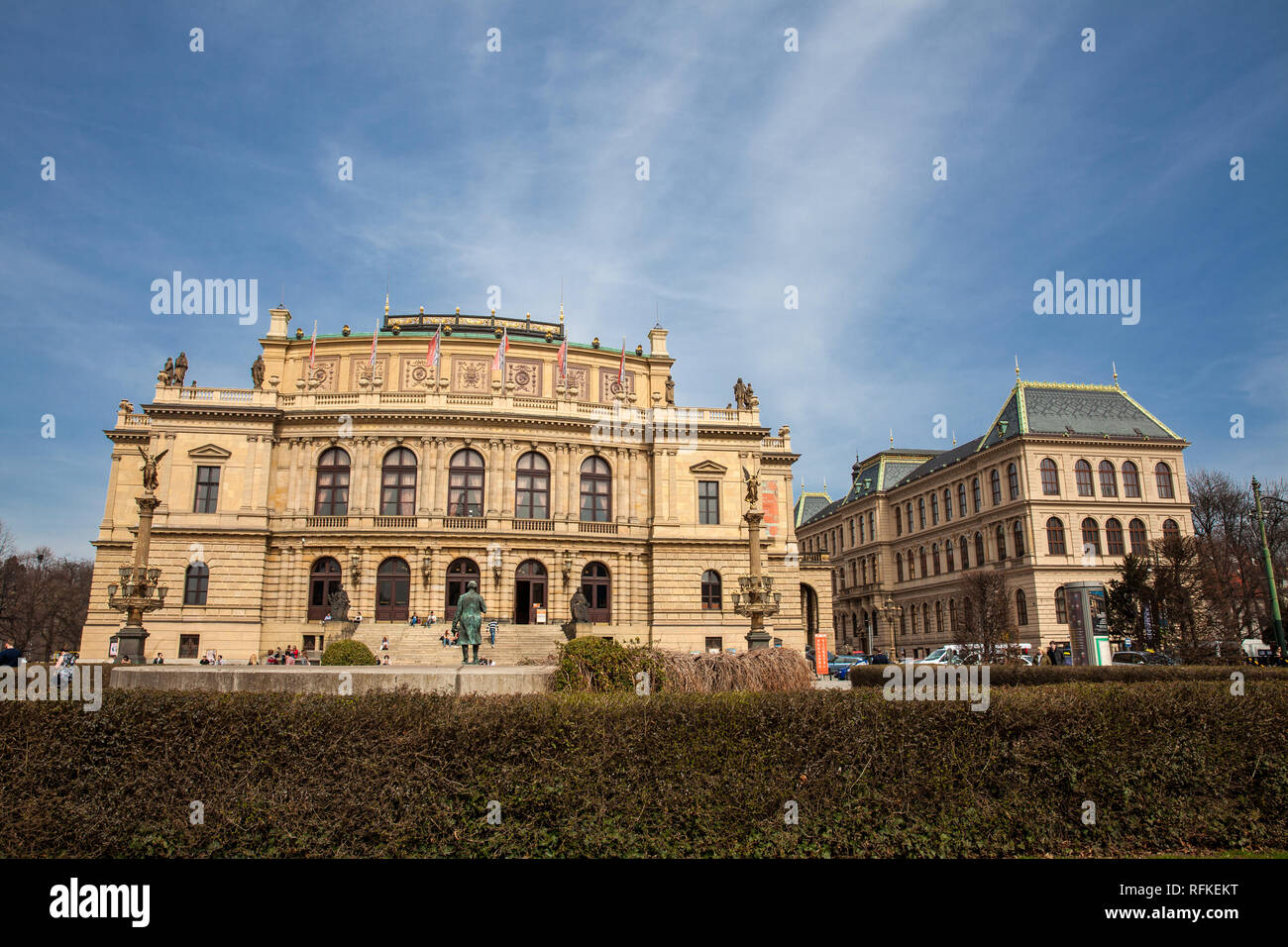 Praga, Repubblica ceca - Aprile 2018: Rudolfinum un neo-rinascimentale palazzo situato su Jan Palach Square nella città vecchia di Praga ha aperto a th Foto Stock
