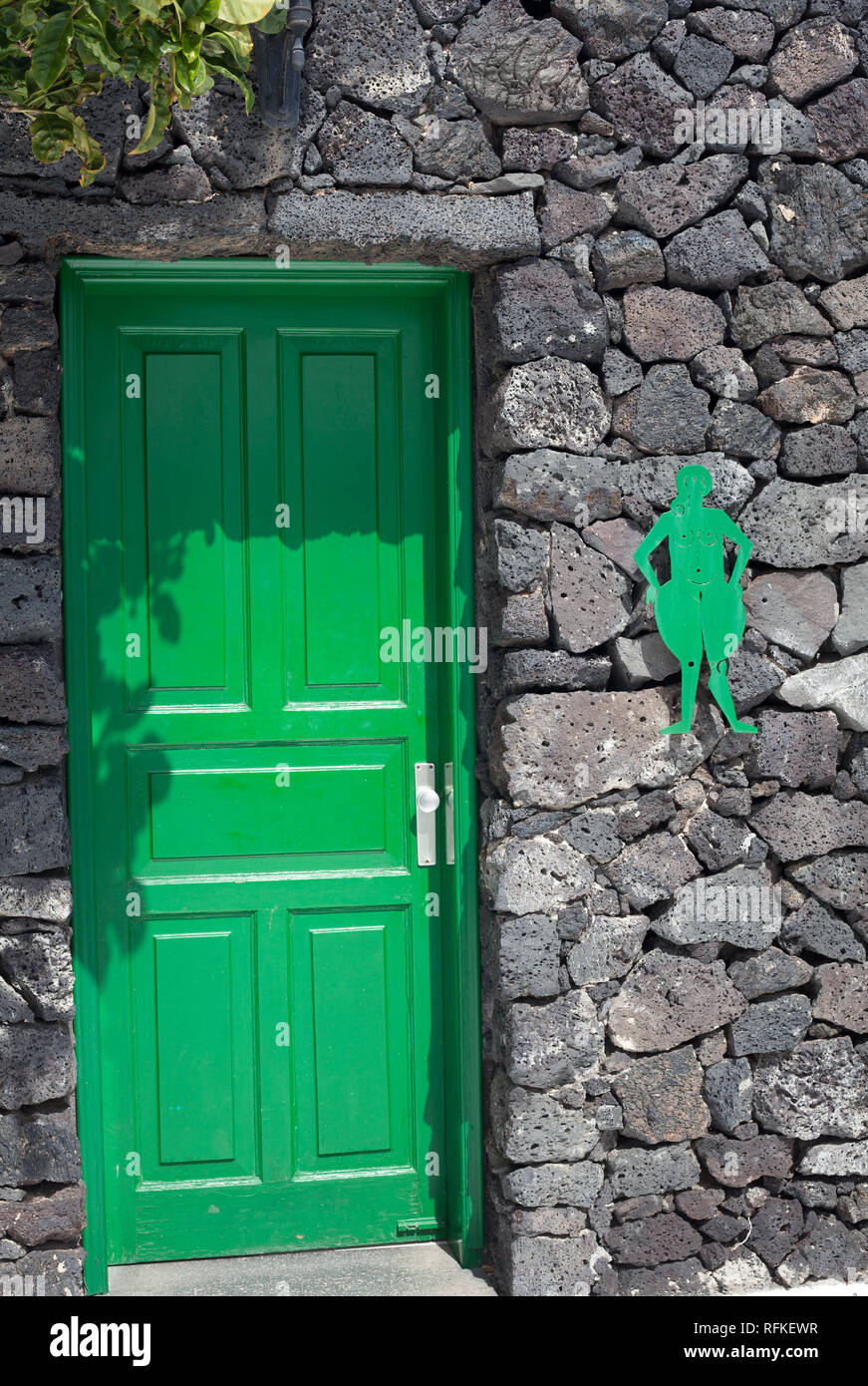 Green Ladies wc porta e segnaletica, Cesar Manrique Foundation dove l'artista vive ora una galleria d'arte, Taro de Tahiche, Isola Canarie, Lanzarote Foto Stock