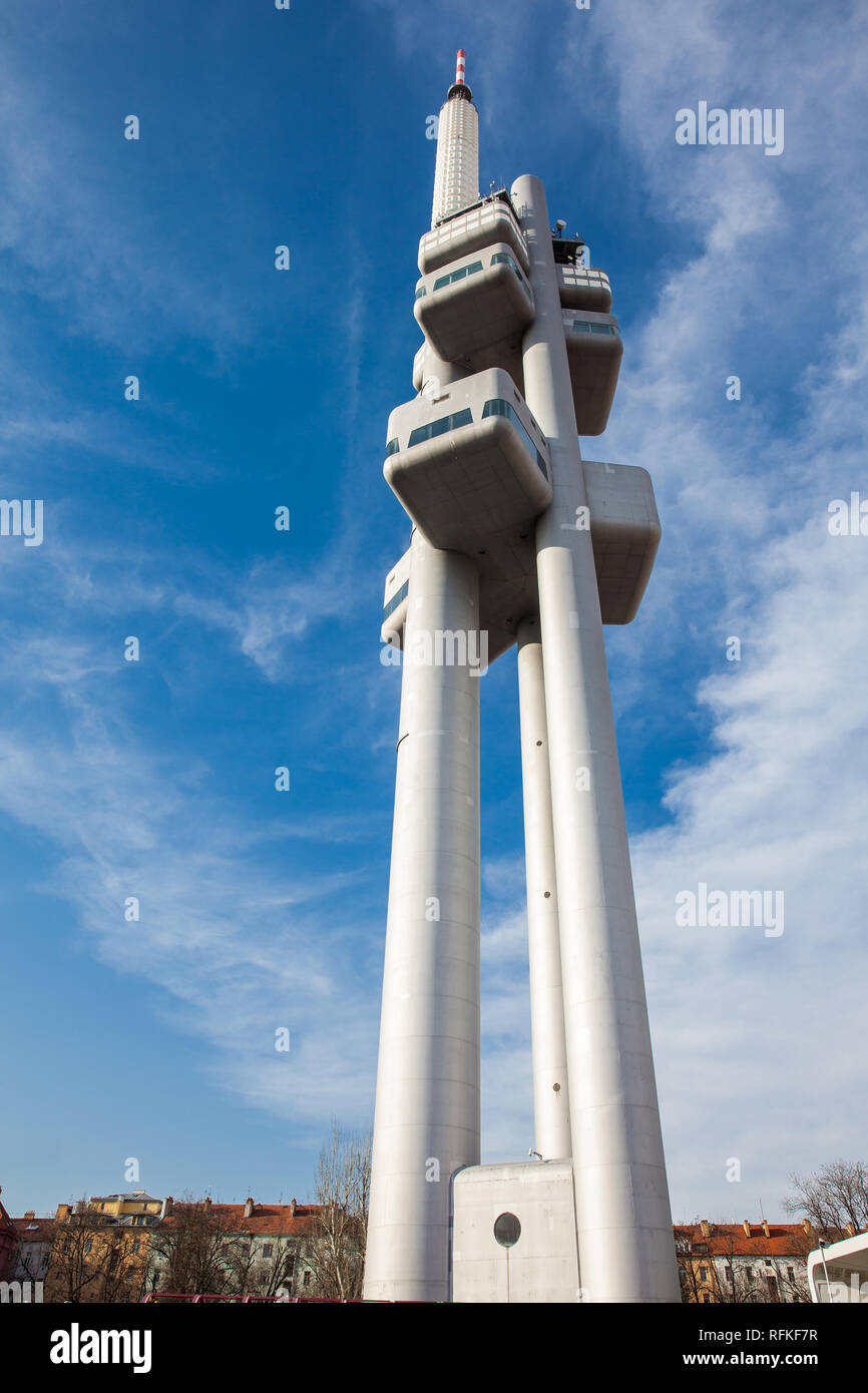Praga, Repubblica ceca - Aprile 2018: Zizkov torre televisiva di un unico trasmettitore torre progettata dall'architetto Vaclav Aulicky e strutturali e Foto Stock