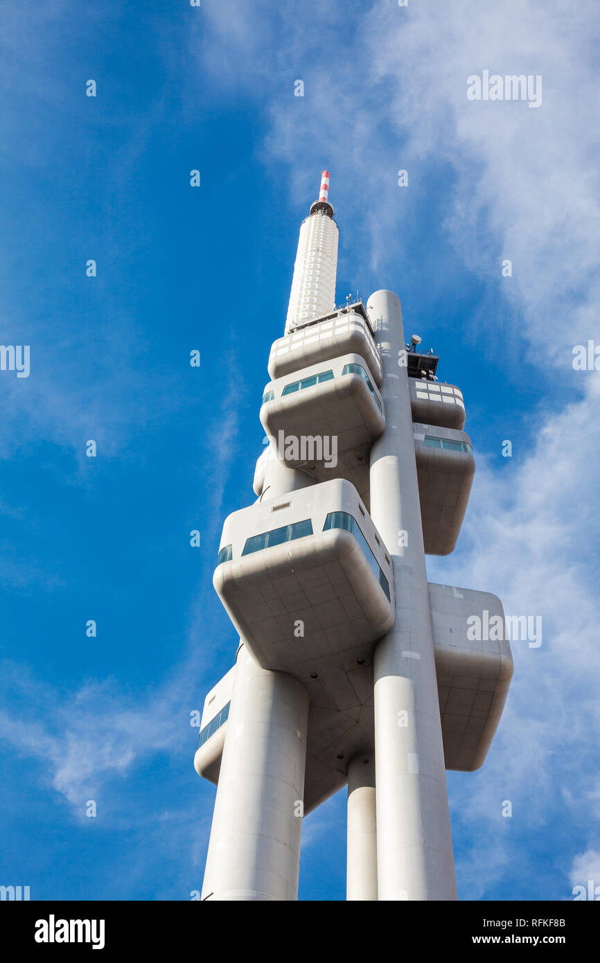 Praga, Repubblica ceca - Aprile 2018: Zizkov torre televisiva di un unico trasmettitore torre progettata dall'architetto Vaclav Aulicky e strutturali e Foto Stock