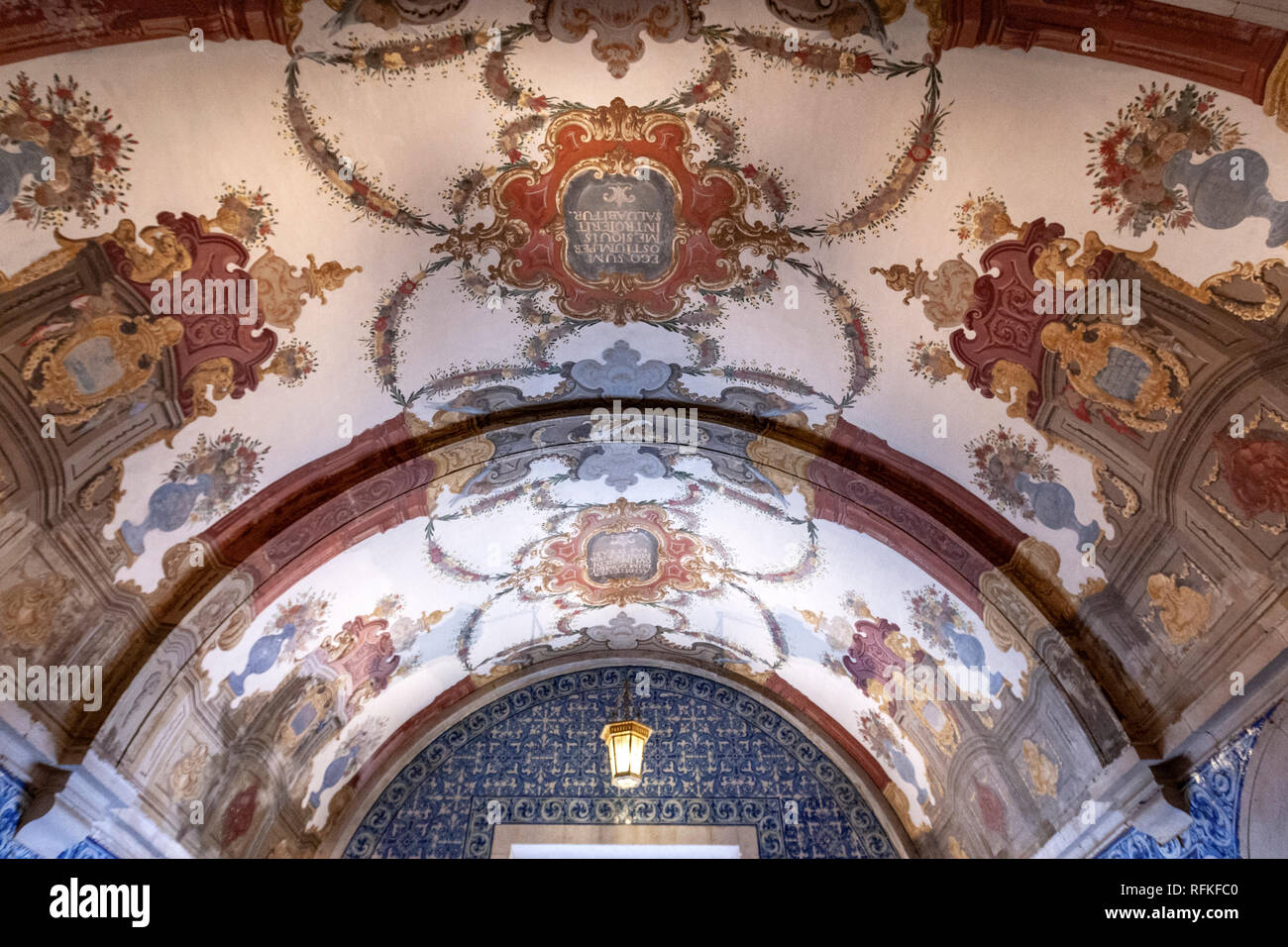 Il soffitto dipinto nella Chiesa di Santa Maria in Óbidos, Portogallo Foto Stock