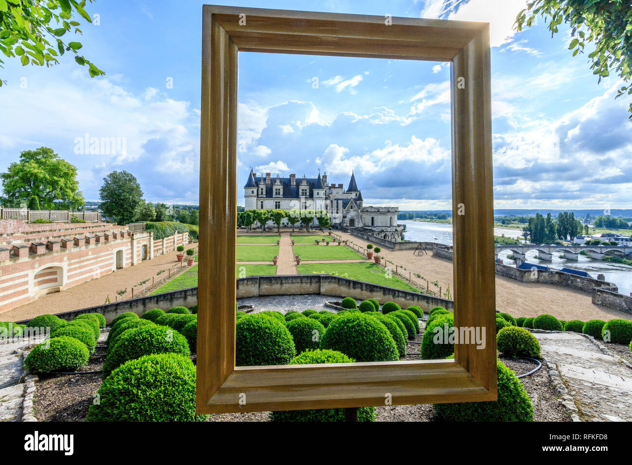 Francia, Indre et Loire, Amboise, castello di Amboise, il giardino, Napoli Terrazza sovrasta la Loira e la città, bosso baleari sfera sagomata // Francia Foto Stock