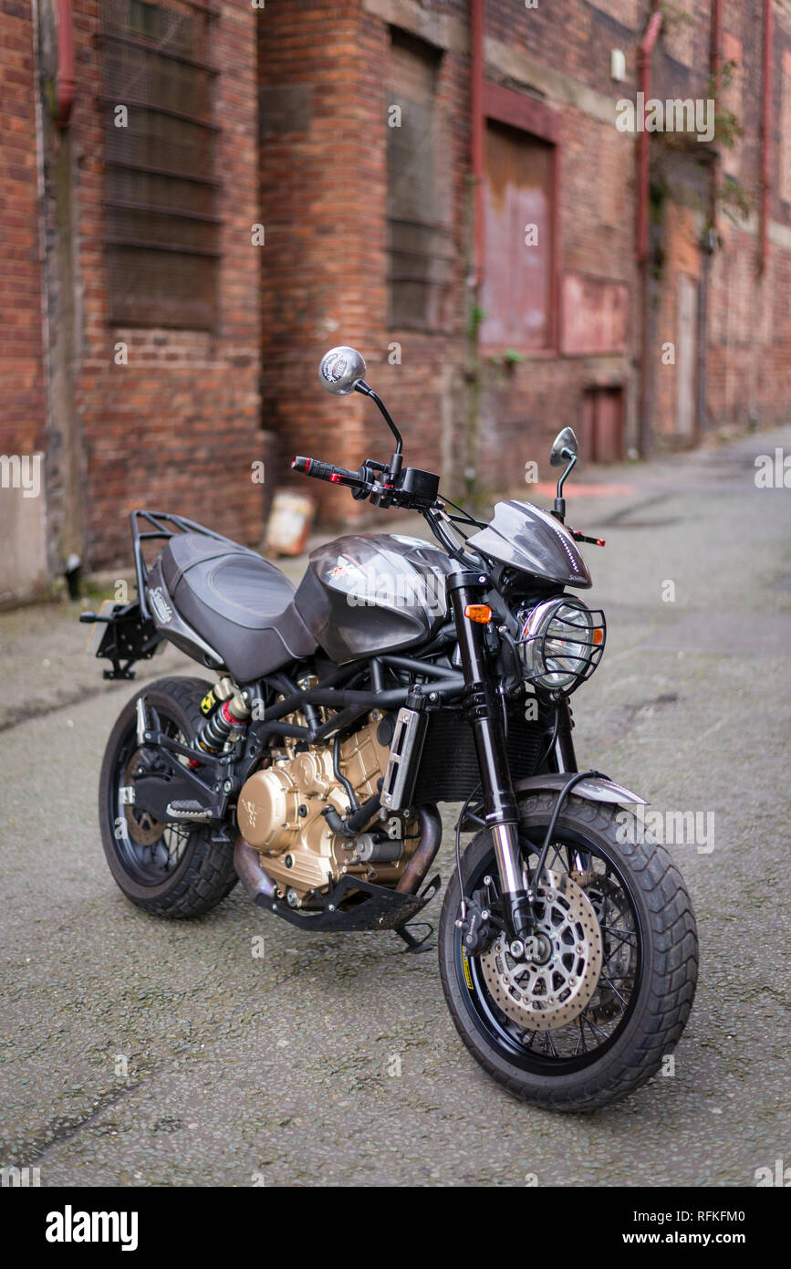 Moto Morini Scrambler 1200 in strade urbane Foto stock - Alamy