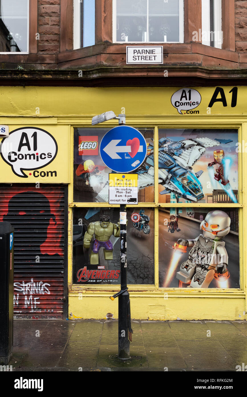 Clet Abraham arte su strada segno al di fuori di un1 negozio di fumetti nel quartiere di Merchant City, area di Glasgow, Scotland, Regno Unito Foto Stock