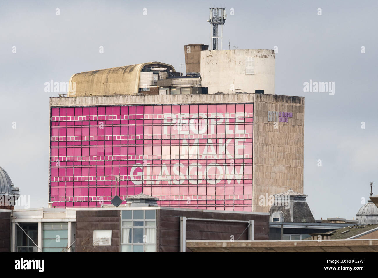 Le persone fanno segno di Glasgow sulla ex città di Glasgow College edificio, Glasgow, Scotland, Regno Unito Foto Stock