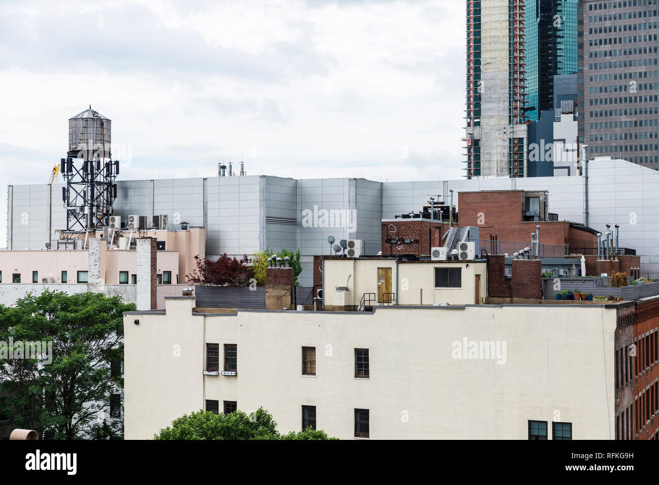 Grattacieli moderni, il tetto degli edifici e un vecchio serbatoio di acqua in Manhattan a New York City, Stati Uniti d'America Foto Stock