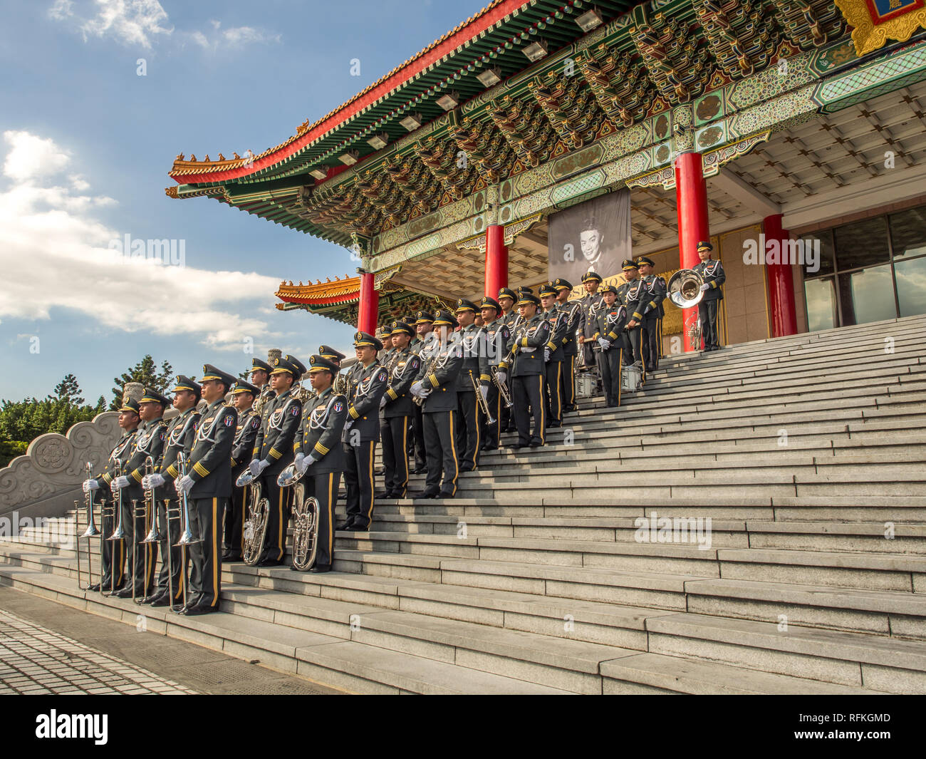 Taipei, Taiwan - 02 Ottobre, 2016: soldati taiwanesi indossando vari stili, il cerimoniale di uniformi sulla piazza Liberdade in Taiwan. Foto Stock