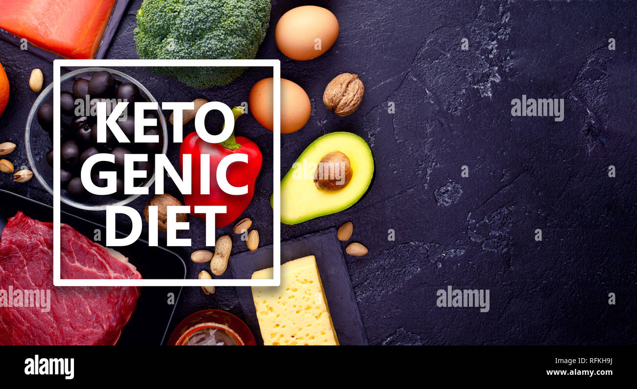 Foto di prodotti per la dieta su nero tavolo di pietra , dieta Ketogenic concetto. Foto Stock