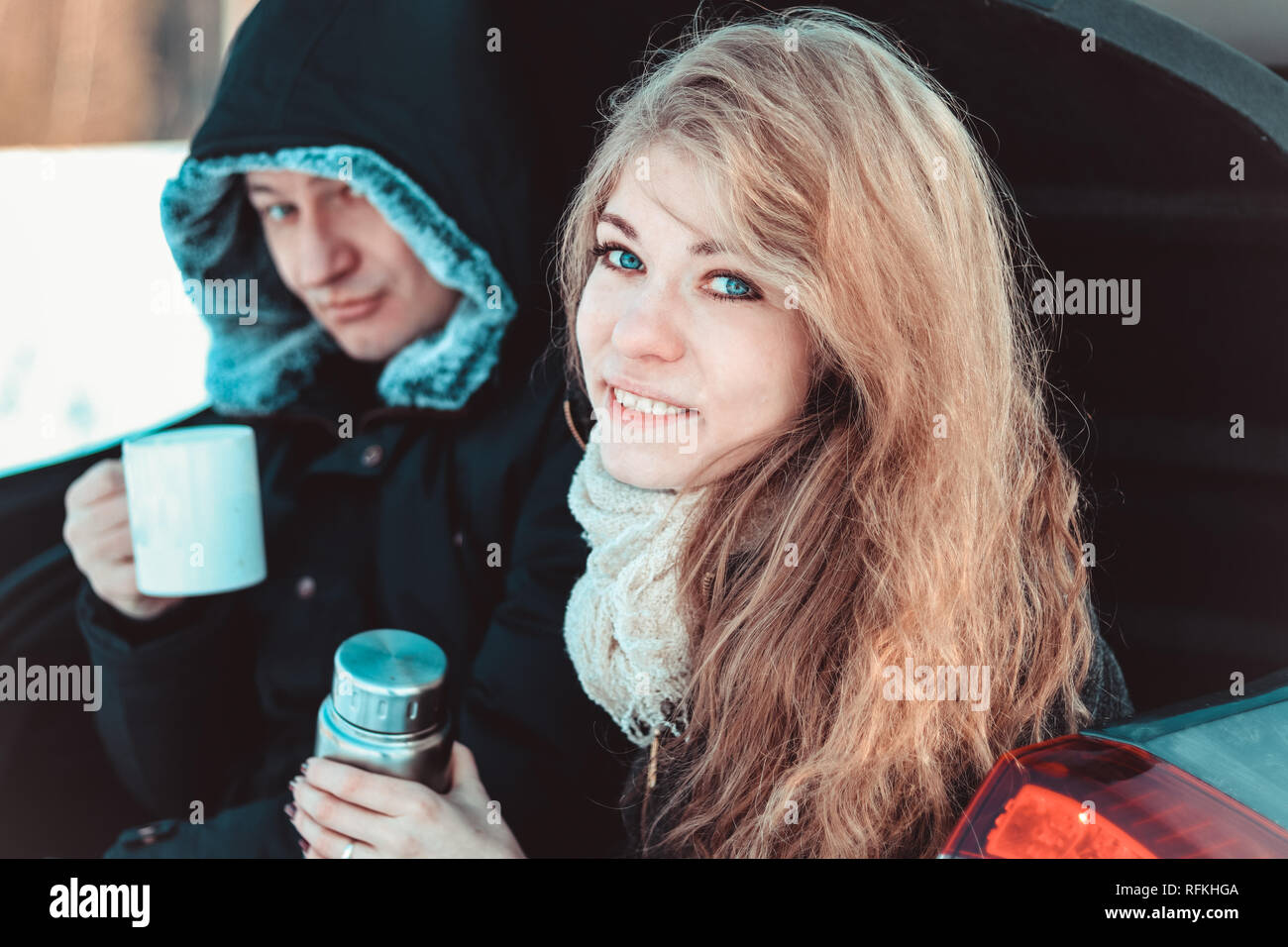 Un uomo e una donna sul carrello della vettura. Una coppia felice Foto Stock