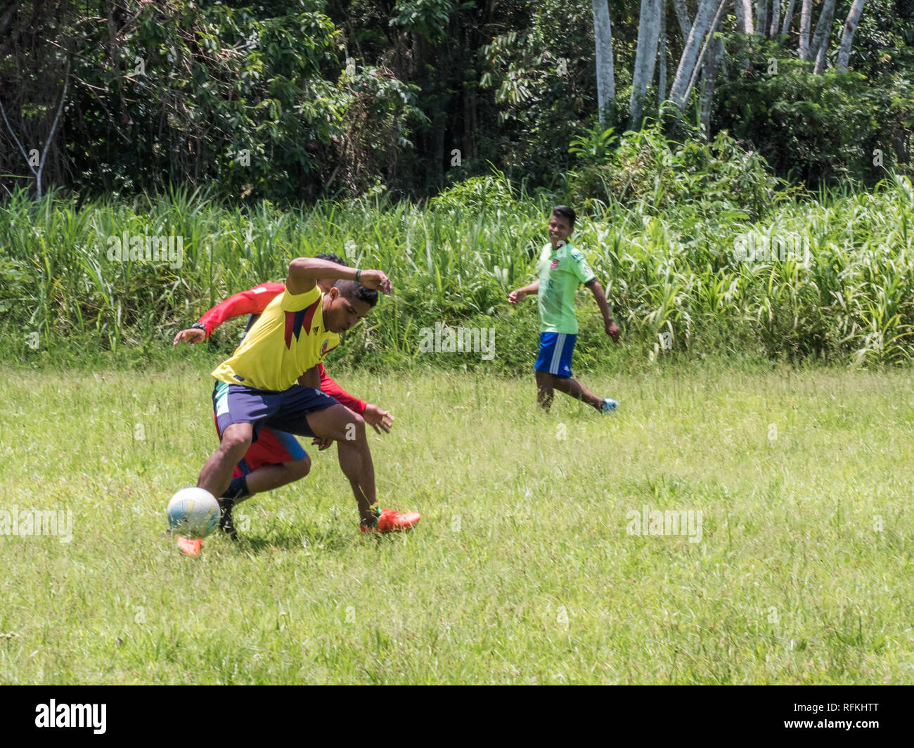 Santa Rita, Perù - Sep 19, 2018: la popolazione locale a giocare a calcio in un piccolo villaggio nel cuore della foresta Amazzonica, la frontiera del Perù e Brazylia Foto Stock