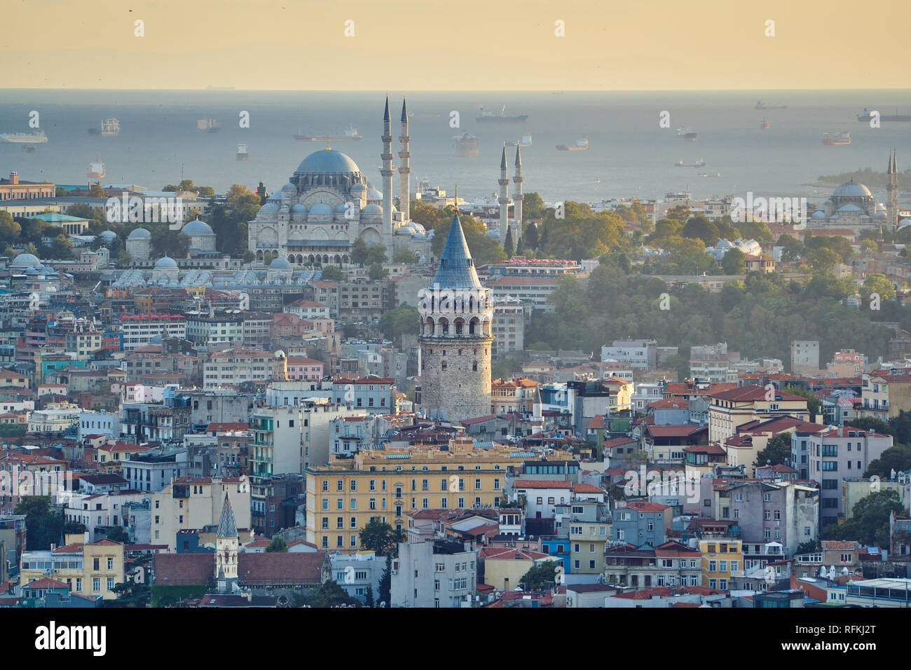 Panorama aereo di Istanbul con la Torre Galata e la Moschea Suleymaniye. Istanbul, Turchia Foto Stock