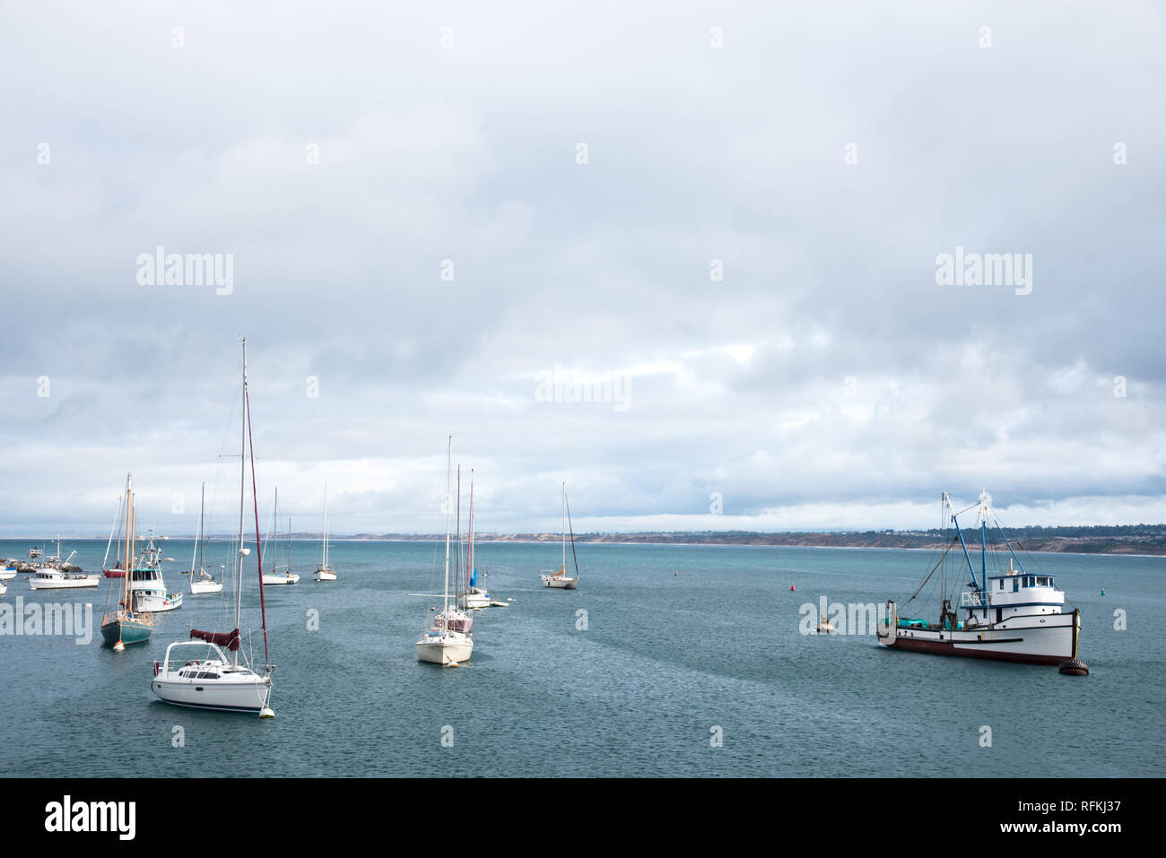Le barche a vela e barche nel porto di Monterey. Le barche e navi a vela creare interessanti Scenic e modelli sull'acqua. Foto Stock