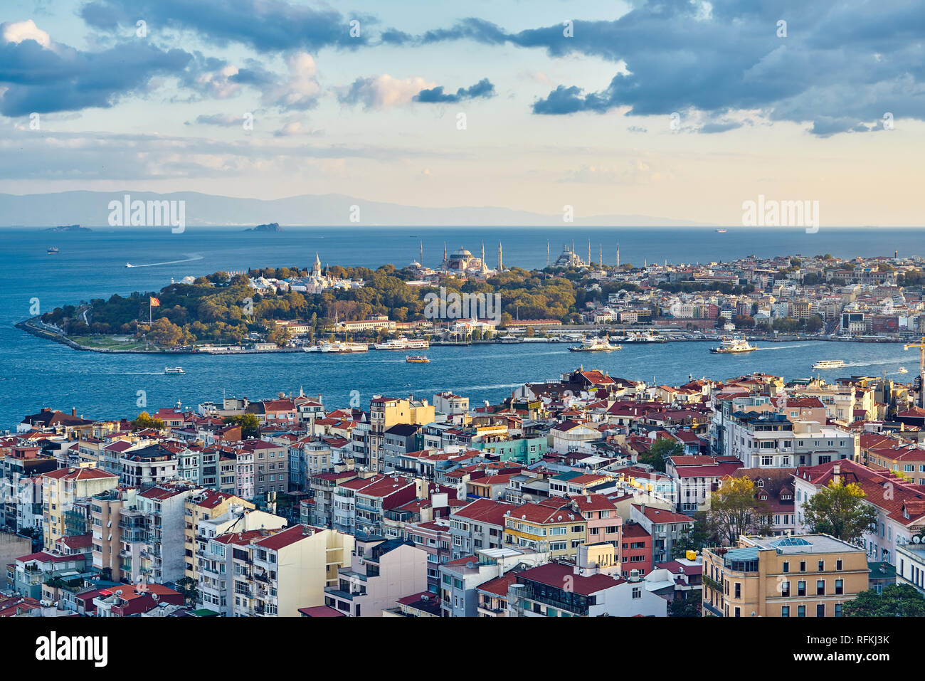 Panorama aereo di Istanbul con Palazzo Topkapi, Hagia Sophia (Ayasofya) e Moschea Blu (Sultanahmet Cami), Turchia Foto Stock