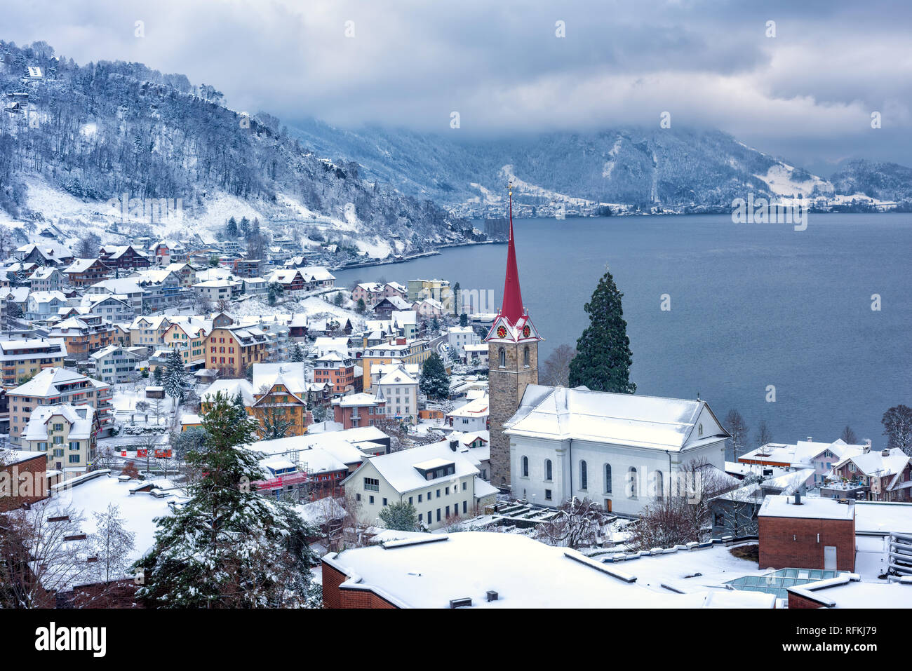 Weggis villaggio sul lago di Lucerna, Alpi svizzere montagna svizzera, coperto con il bianco della neve in inverno Foto Stock